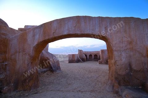 Décor du film de Star Wars de George Lucas au coeur des dunes de sable près de Nefta - après leur restauration de 2008