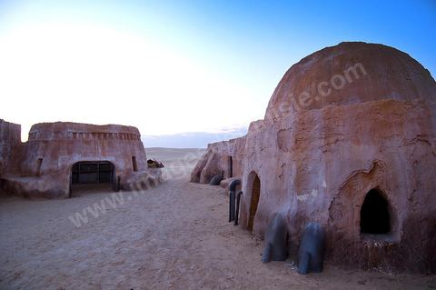 Décor du film de Star Wars de George Lucas au coeur des dunes de sable près de Nefta - après leur restauration de 2008
