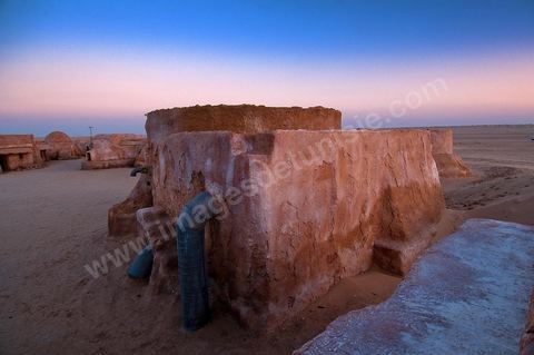 Décor du film de Star Wars de George Lucas au coeur des dunes de sable près de Nefta - après leur restauration de 2008
