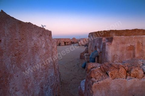 Décor du film de Star Wars de George Lucas au coeur des dunes de sable près de Nefta - après leur restauration de 2008