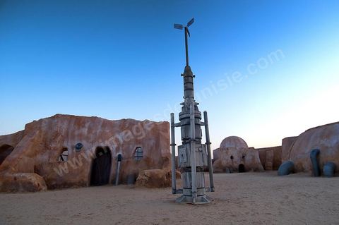 Décor du film de Star Wars de George Lucas au coeur des dunes de sable près de Nefta - après leur restauration de 2008
