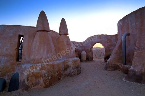 Décor du film de Star Wars de George Lucas au coeur des dunes de sable près de Nefta - après leur restauration de 2008