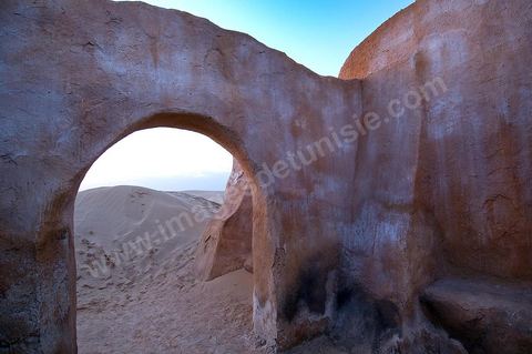 Décor du film de Star Wars de George Lucas au coeur des dunes de sable près de Nefta - après leur restauration de 2008