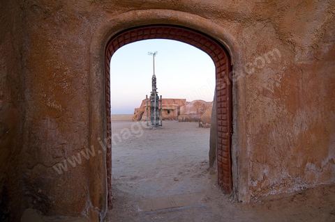 Décor du film de Star Wars de George Lucas au coeur des dunes de sable près de Nefta - après leur restauration de 2008