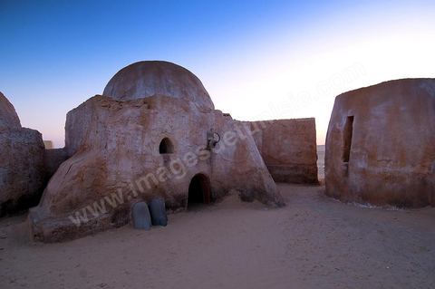 Décor du film de Star Wars de George Lucas au coeur des dunes de sable près de Nefta - après leur restauration de 2008