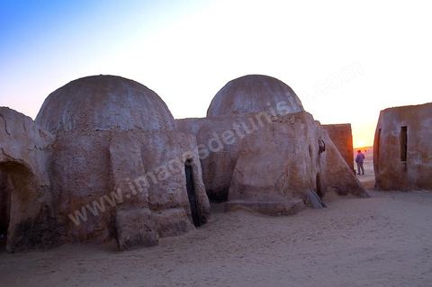 Décor du film de Star Wars de George Lucas au coeur des dunes de sable près de Nefta - après leur restauration de 2008