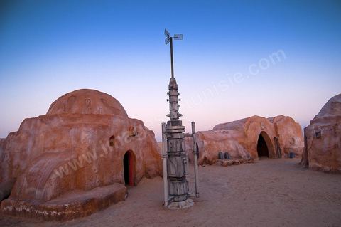 Décor du film de Star Wars de George Lucas au coeur des dunes de sable près de Nefta - après leur restauration de 2008