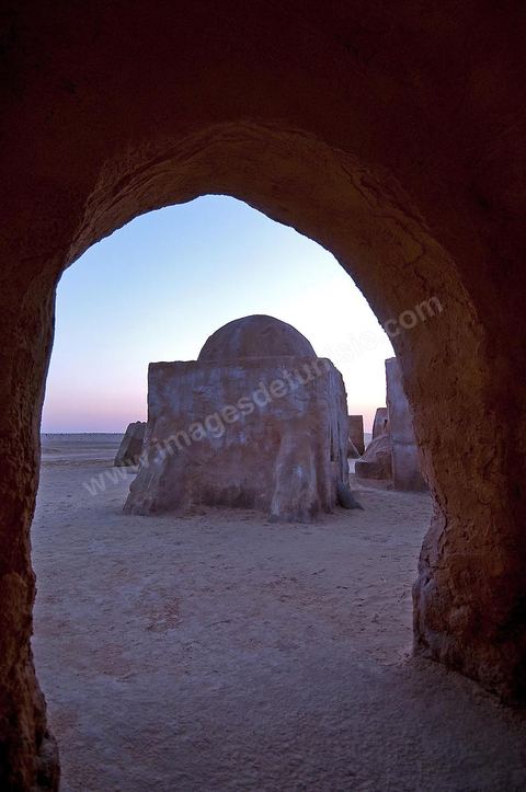 Décor du film de Star Wars de George Lucas au coeur des dunes de sable près de Nefta - après leur restauration de 2008