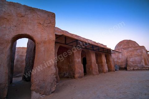Décor du film de Star Wars de George Lucas au coeur des dunes de sable près de Nefta - après leur restauration de 2008