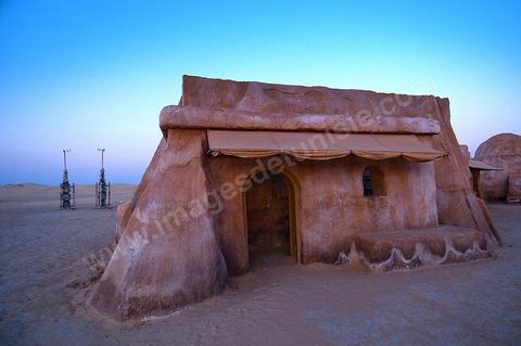 Décor du film de Star Wars de George Lucas au coeur des dunes de sable près de Nefta - après leur restauration de 2008