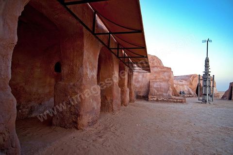 Décor du film de Star Wars de George Lucas au coeur des dunes de sable près de Nefta - après leur restauration de 2008