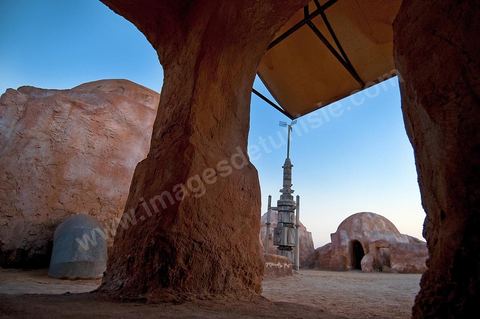 Décor du film de Star Wars de George Lucas au coeur des dunes de sable près de Nefta - après leur restauration de 2008