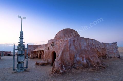 Décor du film de Star Wars de George Lucas au coeur des dunes de sable près de Nefta - après leur restauration de 2008