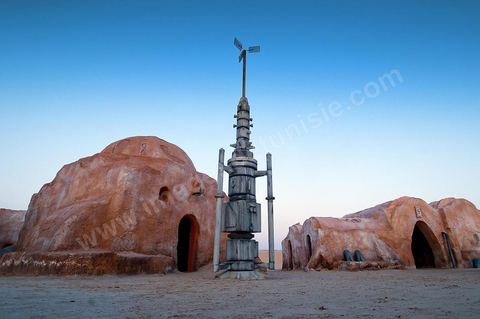 Décor du film de Star Wars de George Lucas au coeur des dunes de sable près de Nefta - après leur restauration de 2008