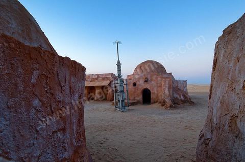 Décor du film de Star Wars de George Lucas au coeur des dunes de sable près de Nefta - après leur restauration de 2008