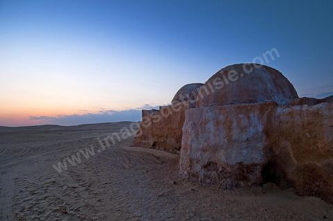 Décor du film de Star Wars de George Lucas au coeur des dunes de sable près de Nefta - après leur restauration de 2008