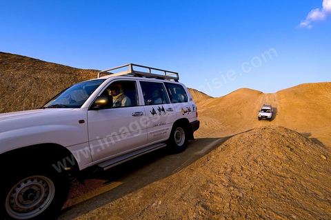 4x4 sur les collines de Ong Jemal près de Nefta