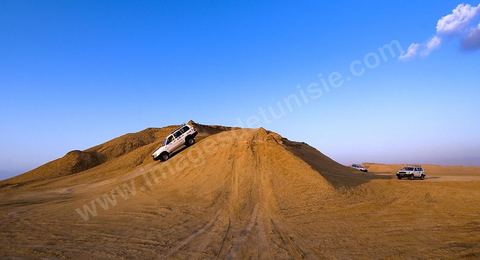 4x4 sur les collines de Ong Jemal près de Nefta