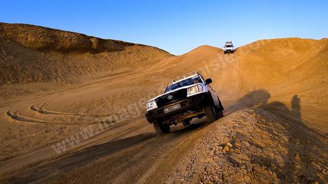 4x4 sur les collines de Ong Jemal près de Nefta