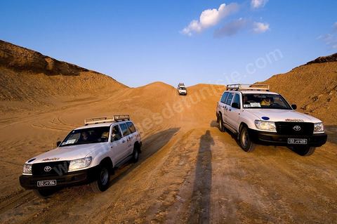 4x4 sur les collines de Ong Jemal près de Nefta