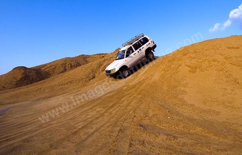 4x4 sur les collines de Ong Jemal près de Nefta