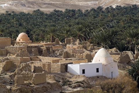 Vieux village de Tamerza avec ses marabouts