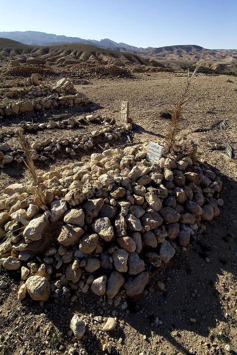 Tombes du cimetière sur les collines suprlombant le village de Tamerza