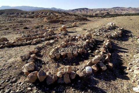 Tombes du cimetière sur les collines suprlombant le village de Tamerza