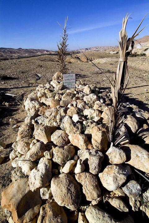 Tombes du cimetière sur les collines suprlombant le village de Tamerza