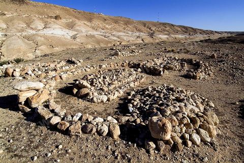Tombes du cimetière sur les collines suprlombant le village de Tamerza