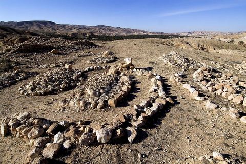 Tombes du cimetière sur les collines suprlombant le village de Tamerza