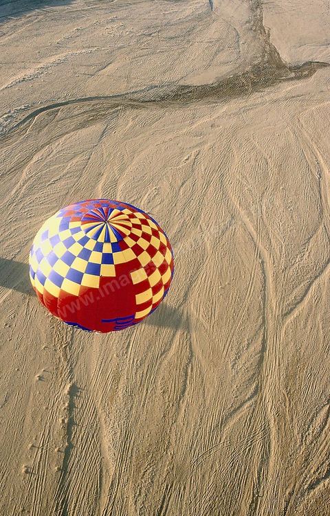 Montgolfière survolant l'oued de Tamerza