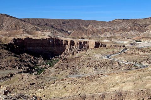 Vue sur Tamerza, route, canyon, montagnes et oasis