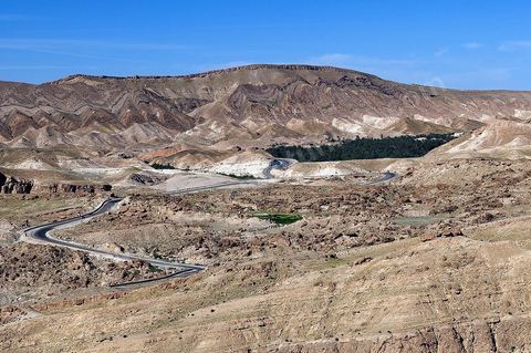 Vue sur Tamerza, route, canyon, montagnes et oasis