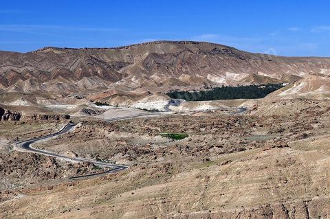 Vue sur Tamerza, route, canyon, montagnes et oasis