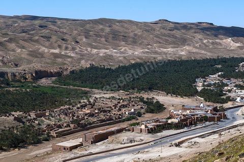 Vue sur le village de Tamerza et son oasis avec au premier plan l'hôtel Tamerza Palace