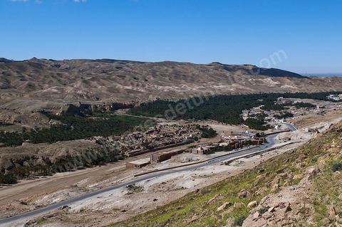 Vue sur le village de Tamerza et son oasis avec au premier plan l'hôtel Tamerza Palace