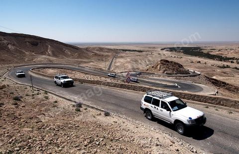 Convoi de 4x4 sur la route entre Chebika et Tamerza dasn la region des oasis de montagne dasn le sud tunisien