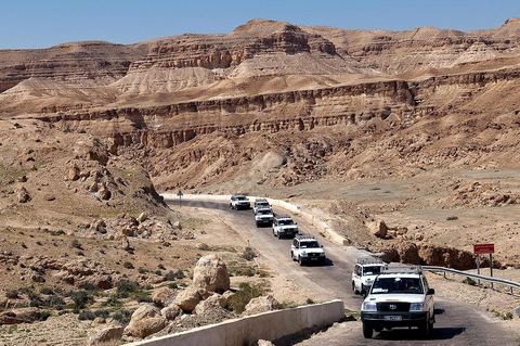 Convoi de 4x4 sur la route entre Chebika et Tamerza dasn la region des oasis de montagne dasn le sud tunisien