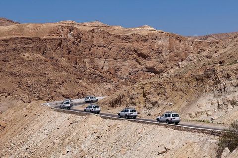 Convoi de 4x4 sur la route entre Chebika et Tamerza dasn la region des oasis de montagne dasn le sud tunisien