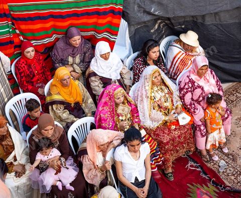 Lors d'un mariage traditionnel à Djerba, la soirée des femmes rassemble la communauté autour de la mariée, parée de la haajba, la tenue nuptiale djerbienne aux ornements précieux transmise de génération en génération. La musique est portée par des chanteuses et musiciens noirs, descendants des communautés subsahariennes établies sur l'île, qui animent la fête au son de la darbouka et du tambour, dans une tradition musicale propre au mariage djerbien.