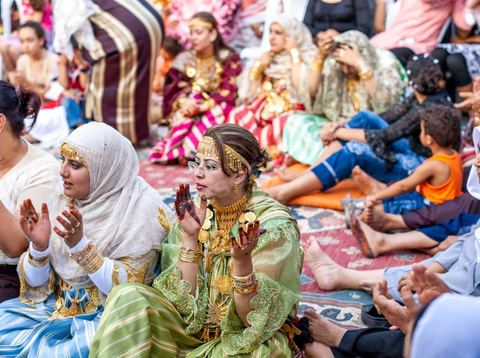 Lors d'un mariage traditionnel à Djerba, la soirée des femmes rassemble la communauté autour de la mariée, parée de la haajba, la tenue nuptiale djerbienne aux ornements précieux transmise de génération en génération. La musique est portée par des chanteuses et musiciens noirs, descendants des communautés subsahariennes établies sur l'île, qui animent la fête au son de la darbouka et du tambour, dans une tradition musicale propre au mariage djerbien.