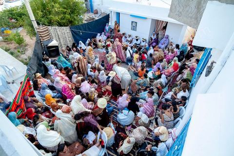 Lors d'un mariage traditionnel à Djerba, la soirée des femmes rassemble la communauté autour de la mariée, parée de la haajba, la tenue nuptiale djerbienne aux ornements précieux transmise de génération en génération. La musique est portée par des chanteuses et musiciens noirs, descendants des communautés subsahariennes établies sur l'île, qui animent la fête au son de la darbouka et du tambour, dans une tradition musicale propre au mariage djerbien.