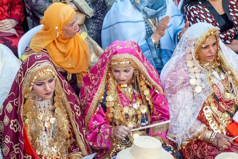 Lors d'un mariage traditionnel à Djerba, la soirée des femmes rassemble la communauté autour de la mariée, parée de la haajba, la tenue nuptiale djerbienne aux ornements précieux transmise de génération en génération. La musique est portée par des chanteuses et musiciens noirs, descendants des communautés subsahariennes établies sur l'île, qui animent la fête au son de la darbouka et du tambour, dans une tradition musicale propre au mariage djerbien.