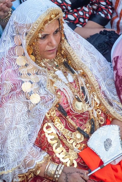 Lors d'un mariage traditionnel à Djerba, la soirée des femmes rassemble la communauté autour de la mariée, parée de la haajba, la tenue nuptiale djerbienne aux ornements précieux transmise de génération en génération. La musique est portée par des chanteuses et musiciens noirs, descendants des communautés subsahariennes établies sur l'île, qui animent la fête au son de la darbouka et du tambour, dans une tradition musicale propre au mariage djerbien.