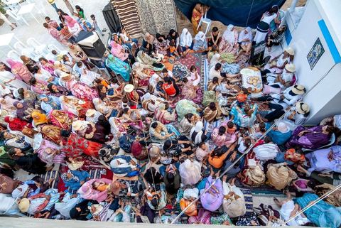 Lors d'un mariage traditionnel à Djerba, la soirée des femmes rassemble la communauté autour de la mariée, parée de la haajba, la tenue nuptiale djerbienne aux ornements précieux transmise de génération en génération. La musique est portée par des chanteuses et musiciens noirs, descendants des communautés subsahariennes établies sur l'île, qui animent la fête au son de la darbouka et du tambour, dans une tradition musicale propre au mariage djerbien.