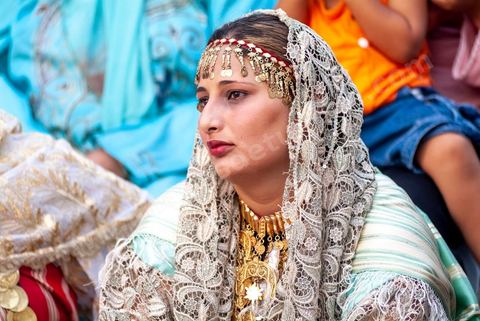 Lors d'un mariage traditionnel à Djerba, la soirée des femmes rassemble la communauté autour de la mariée, parée de la haajba, la tenue nuptiale djerbienne aux ornements précieux transmise de génération en génération. La musique est portée par des chanteuses et musiciens noirs, descendants des communautés subsahariennes établies sur l'île, qui animent la fête au son de la darbouka et du tambour, dans une tradition musicale propre au mariage djerbien.
