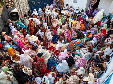 Lors d'un mariage traditionnel à Djerba, la soirée des femmes rassemble la communauté autour de la mariée, parée de la haajba, la tenue nuptiale djerbienne aux ornements précieux transmise de génération en génération. La musique est portée par des chanteuses et musiciens noirs, descendants des communautés subsahariennes établies sur l'île, qui animent la fête au son de la darbouka et du tambour, dans une tradition musicale propre au mariage djerbien.