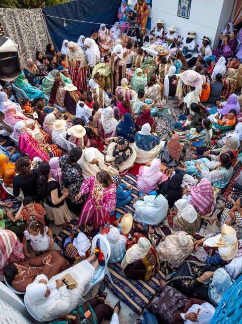 Lors d'un mariage traditionnel à Djerba, la soirée des femmes rassemble la communauté autour de la mariée, parée de la haajba, la tenue nuptiale djerbienne aux ornements précieux transmise de génération en génération. La musique est portée par des chanteuses et musiciens noirs, descendants des communautés subsahariennes établies sur l'île, qui animent la fête au son de la darbouka et du tambour, dans une tradition musicale propre au mariage djerbien.