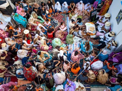 Lors d'un mariage traditionnel à Djerba, la soirée des femmes rassemble la communauté autour de la mariée, parée de la haajba, la tenue nuptiale djerbienne aux ornements précieux transmise de génération en génération. La musique est portée par des chanteuses et musiciens noirs, descendants des communautés subsahariennes établies sur l'île, qui animent la fête au son de la darbouka et du tambour, dans une tradition musicale propre au mariage djerbien.